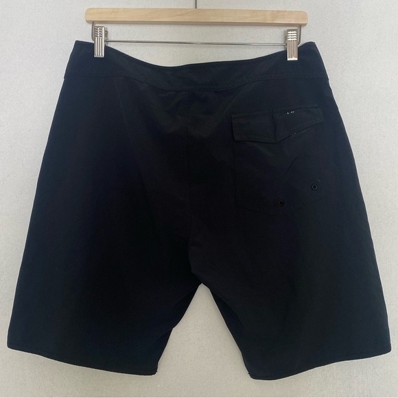 VOLCOM MENS BLACK SWIMMING TRUNKS SIZE 32 - Picture 4 of 5